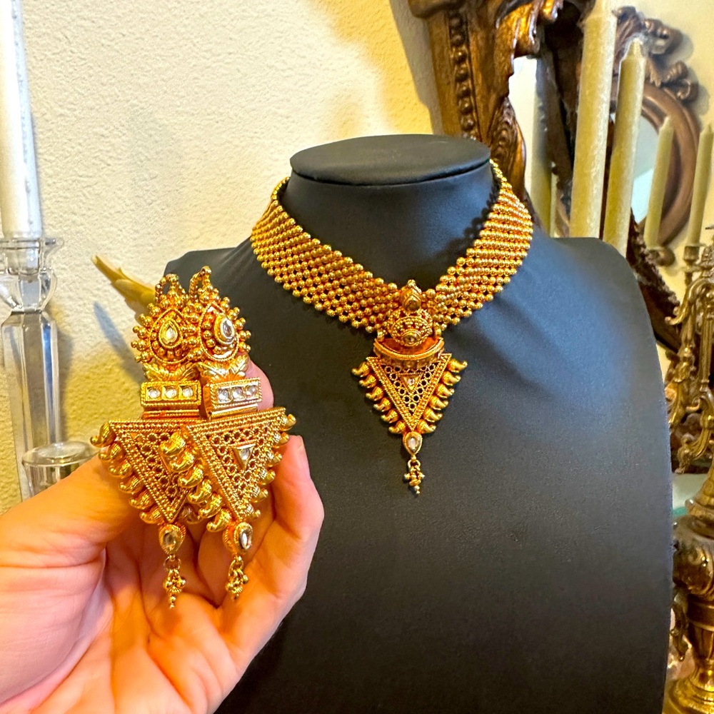 Elegant Gold Necklace and Earring Set